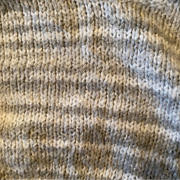Urban Outfitters • Lyra Pullover V-Neck Sweater in Gray Stripe - Picture 10 of 14